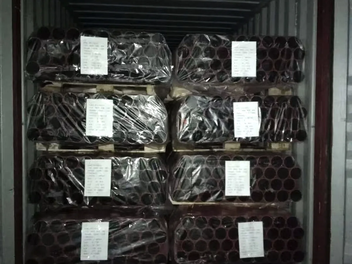 Steel pipe bundles protected and loaded in an export container
